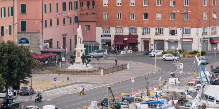 Livorno, Piazza Micheli con il Monumento dei Quattro Mori