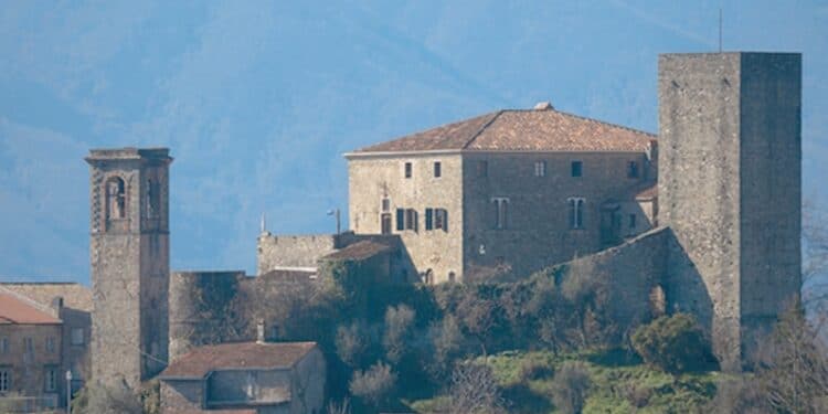 Bagnone, una veduta panoramica sullo storico castello di Castiglione del Terziere