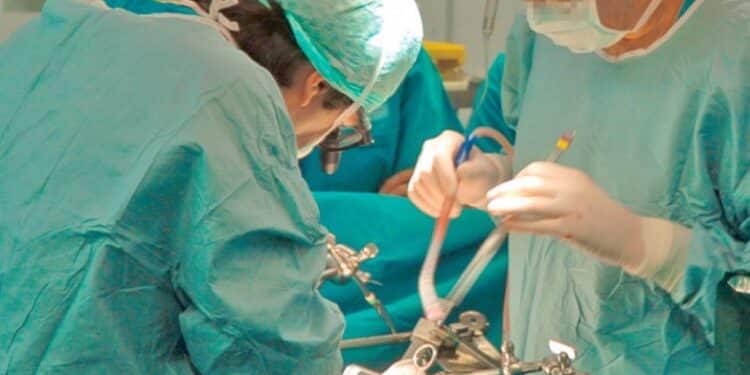 Medici all’interno di una sala operatoria (foto d'archivio)